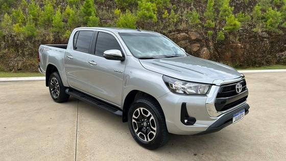 TOYOTA HILUX 2.8 D-4D TURBO DIESEL CD SRV 4X4 AUTOMÁTICO